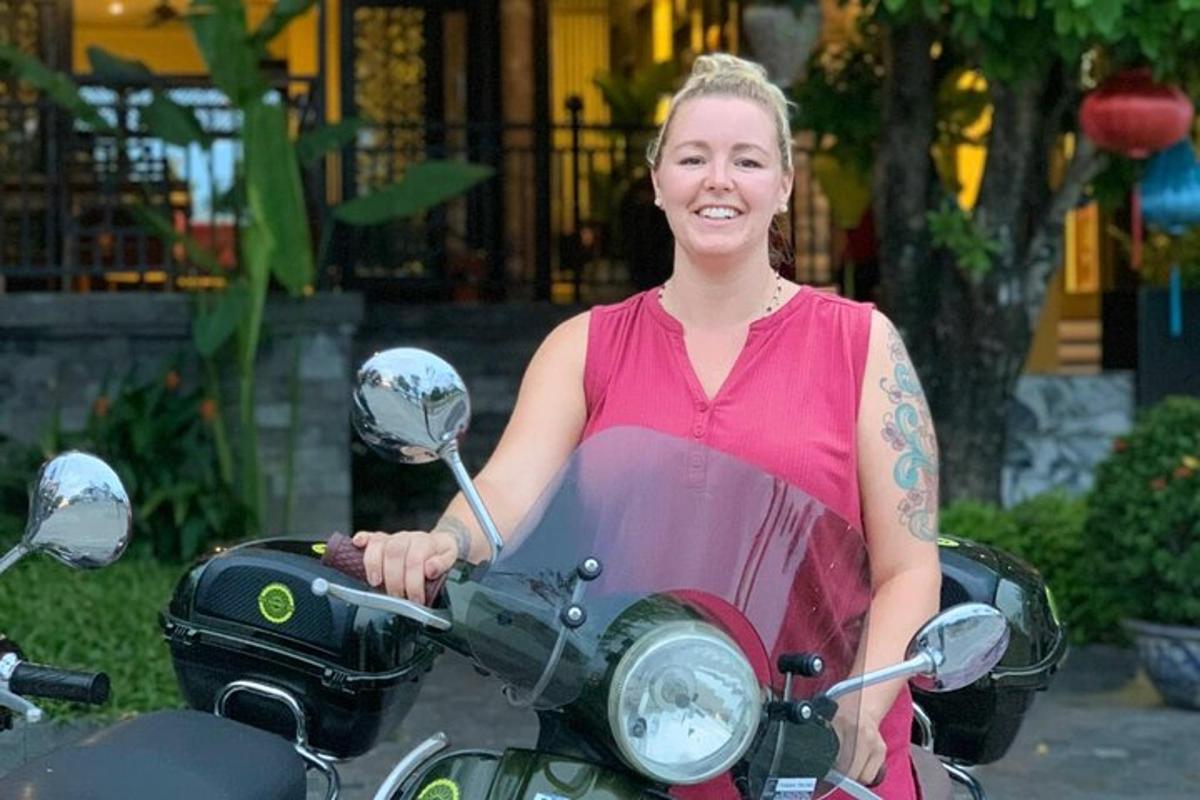 uma mulher de vestido sentada em uma motocicleta