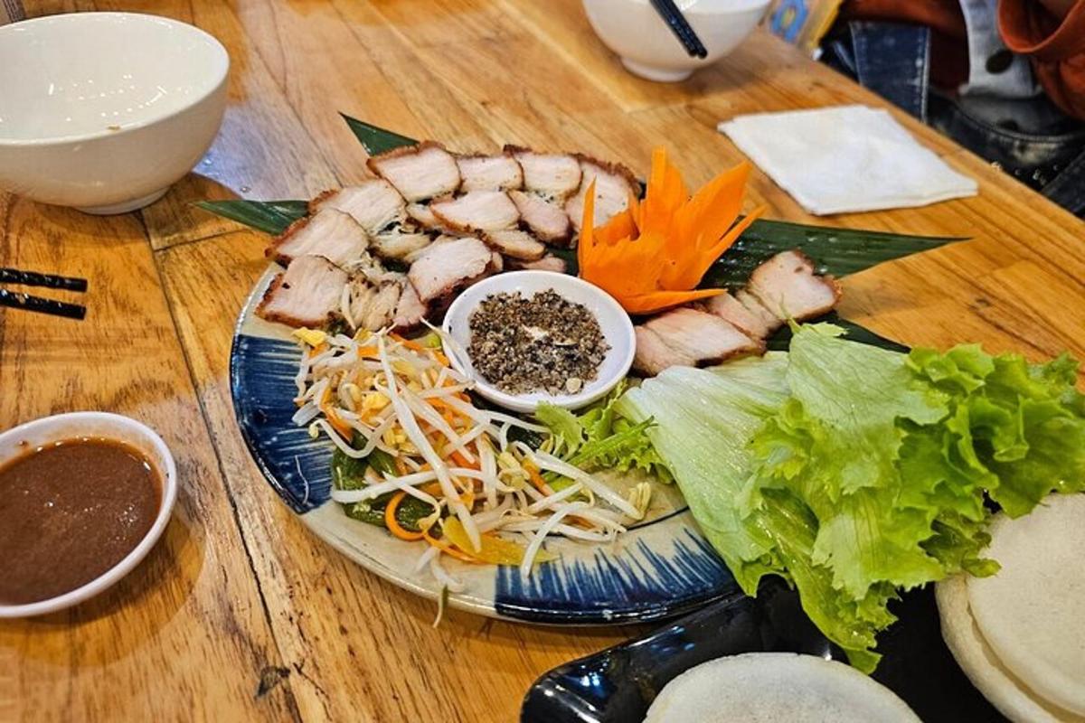 桌上有一盘有肉和蔬菜的食物