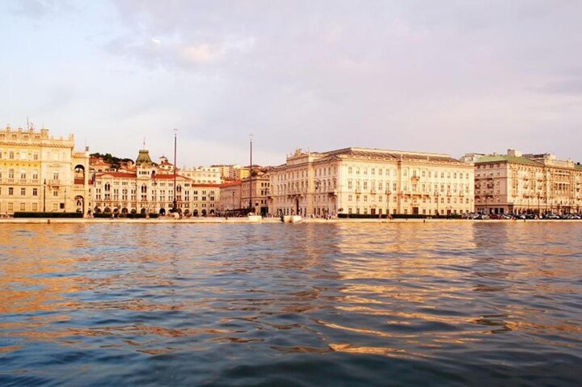 Una vista de una ciudad desde el agua con edificios.