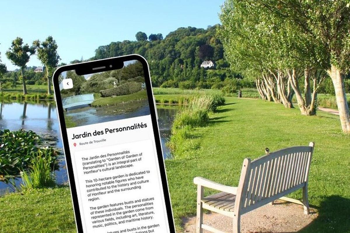 Un teléfono celular junto a un banco en un parque.