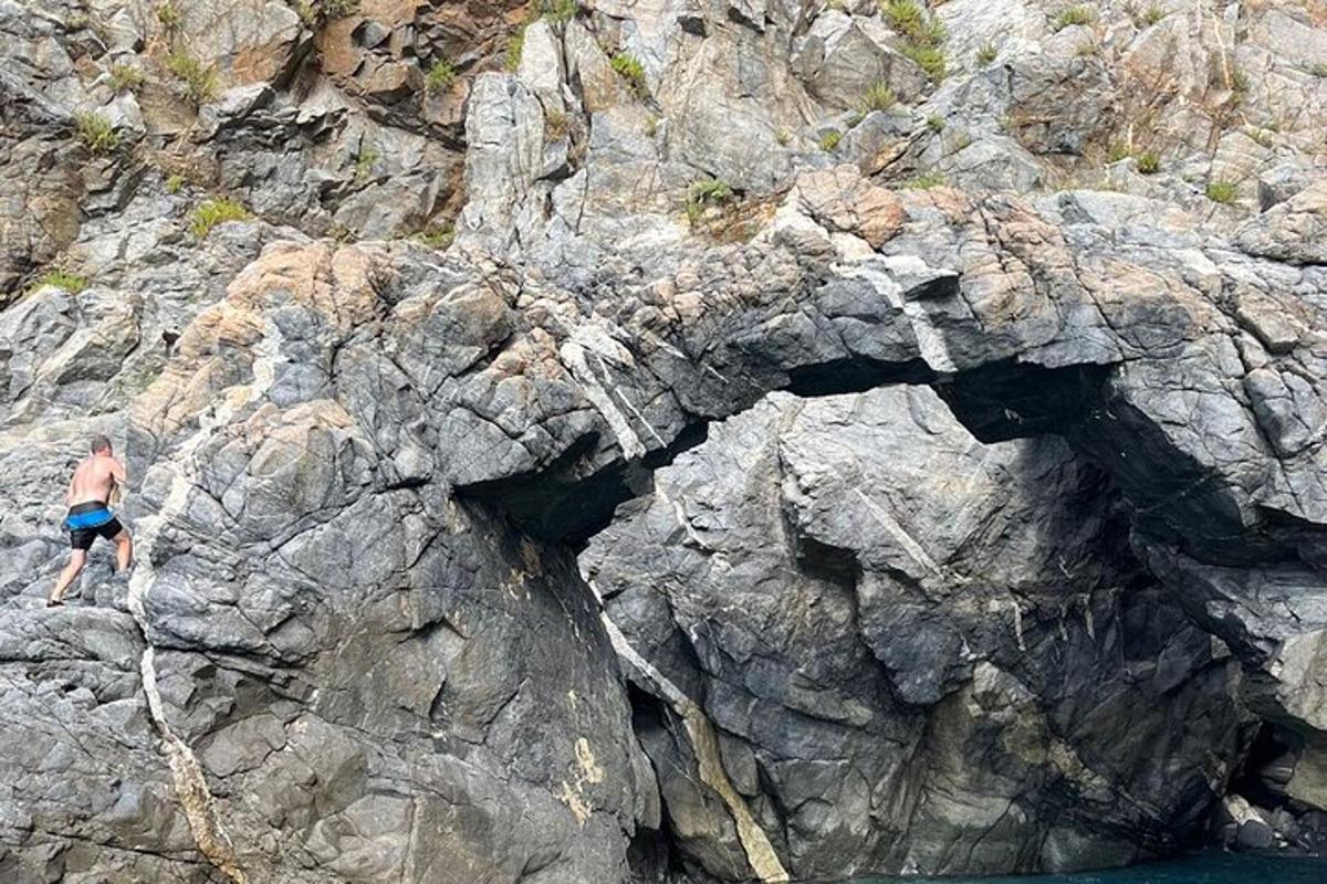 un home està escalant una formació rocosa
