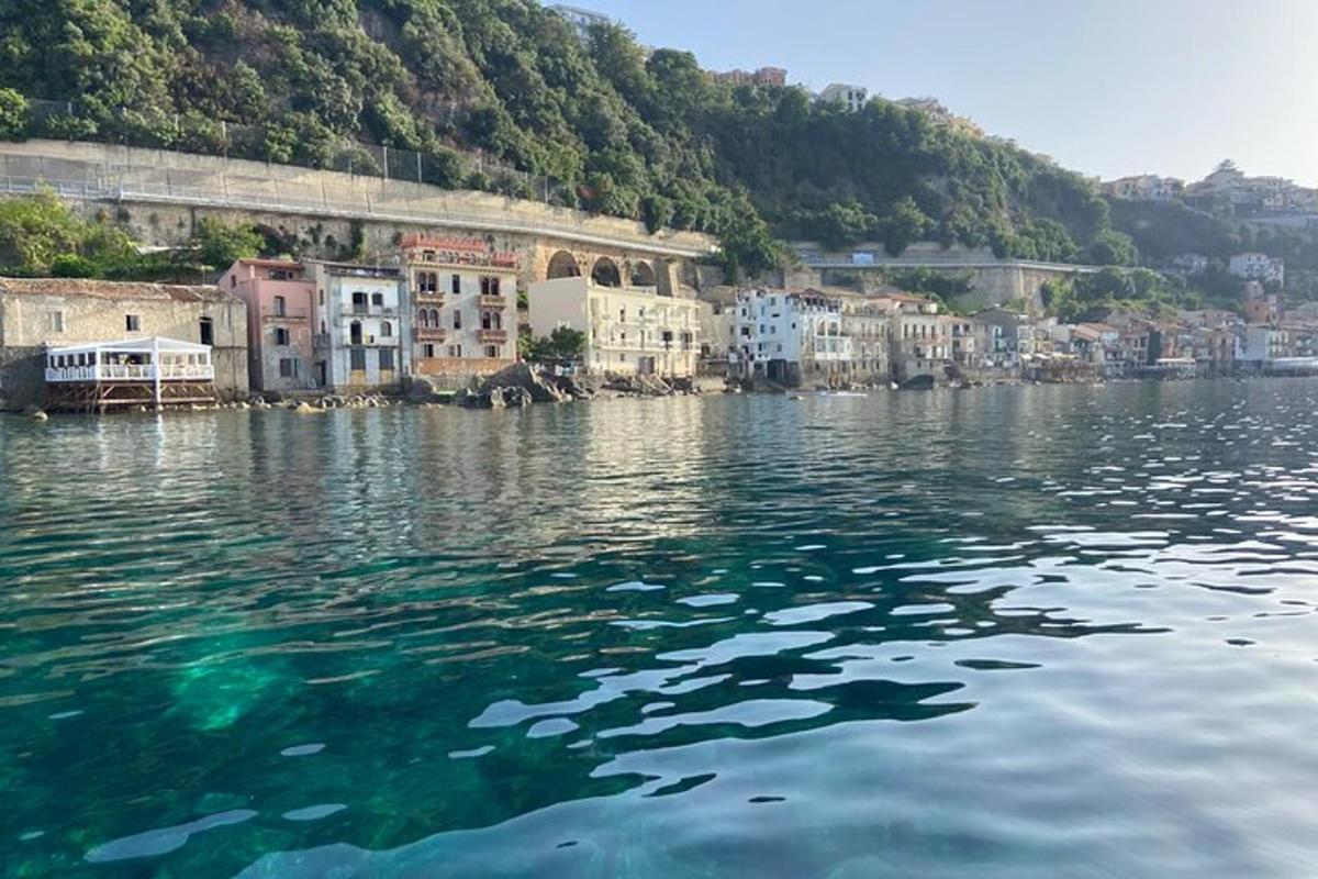 una vista d'una massa d'aigua amb edificis