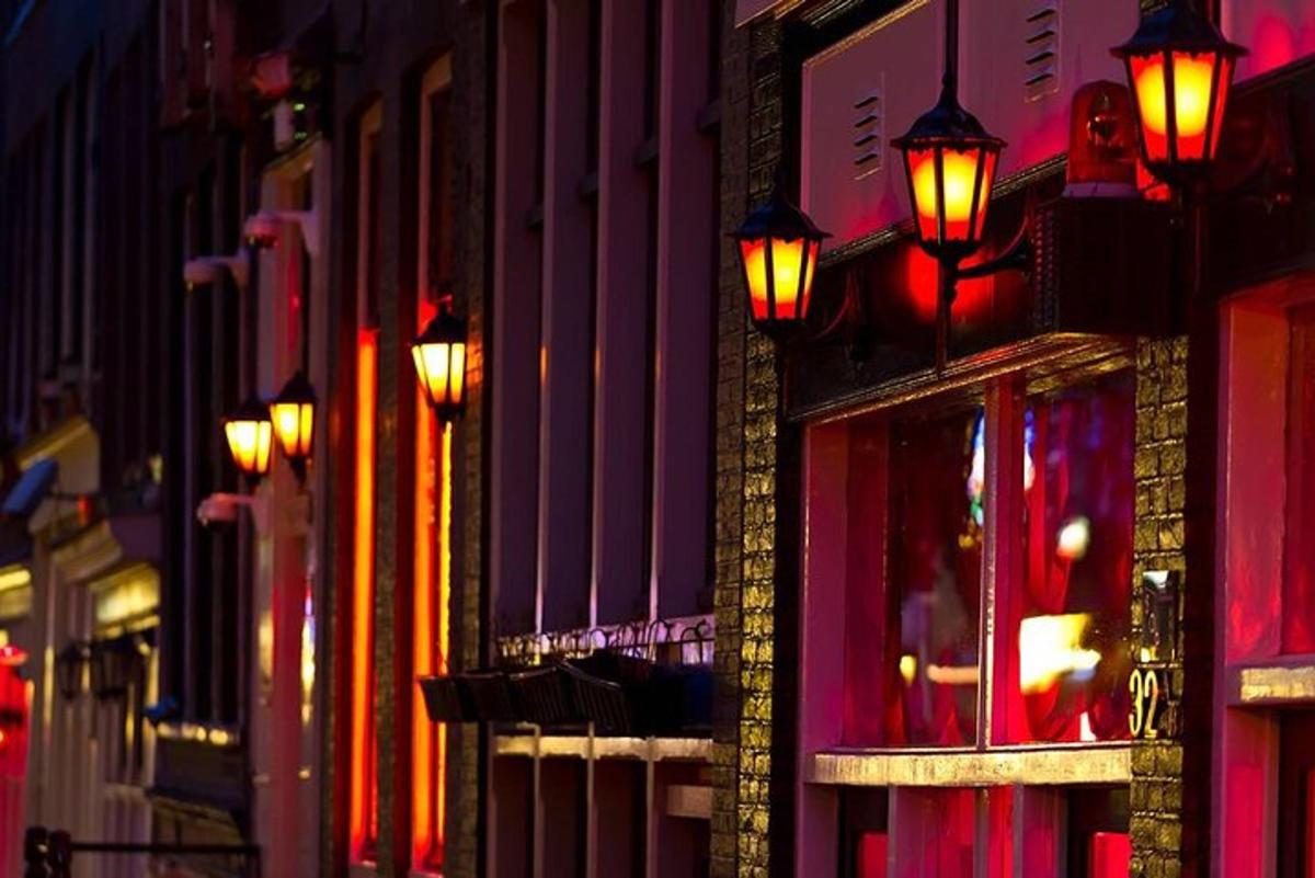 sekumpulan lampu di sisi bangunan
