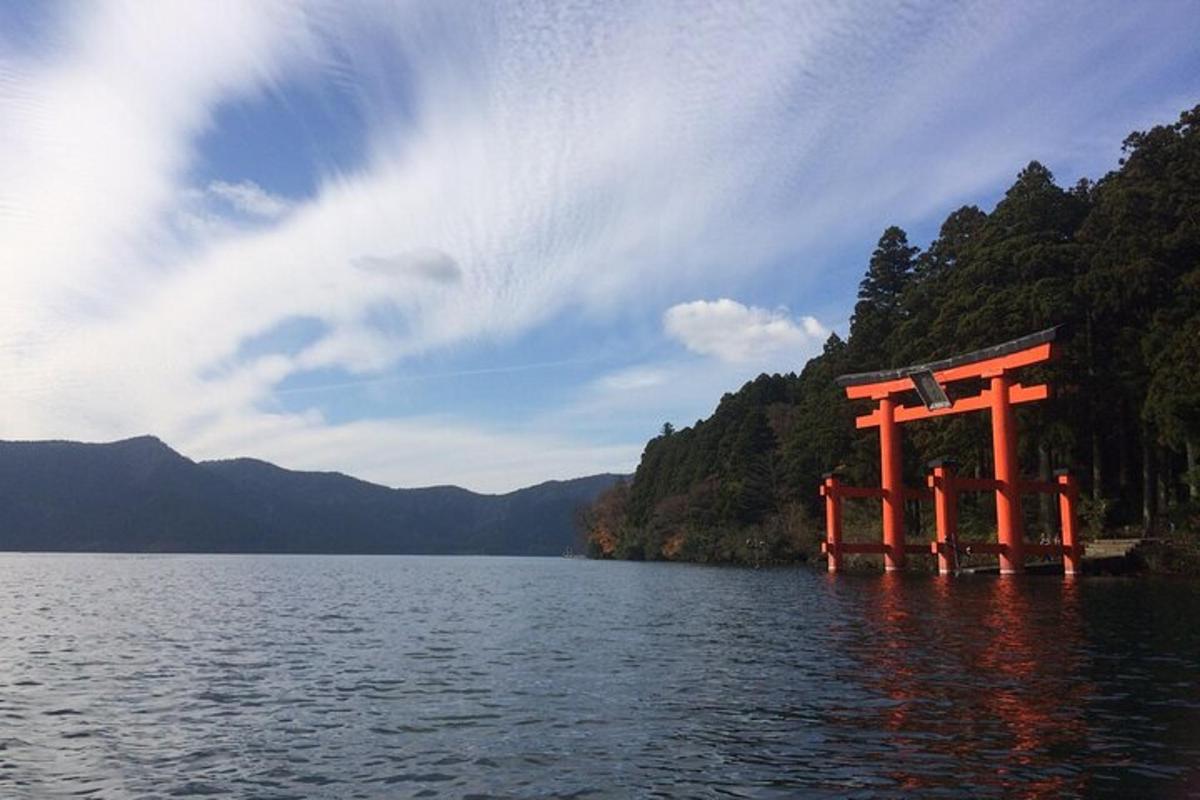 Červená brána torii uprostřed jezera