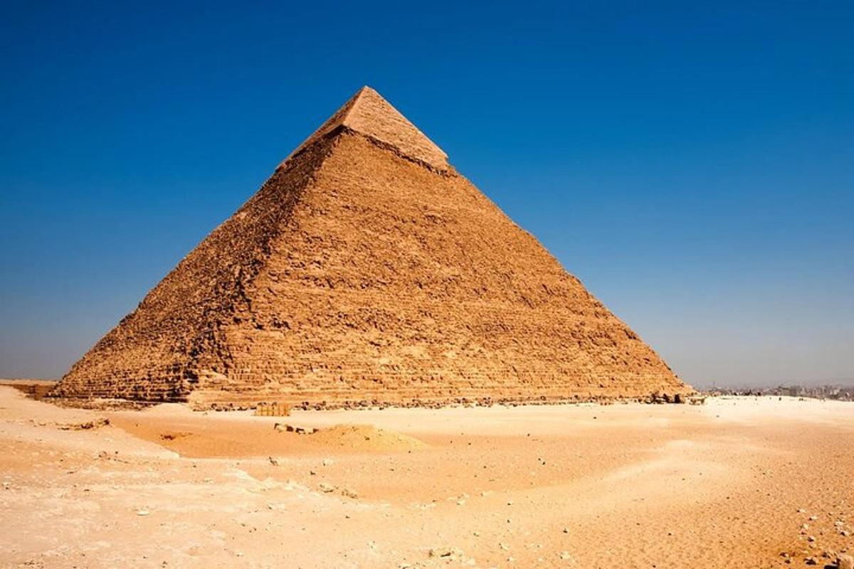 ein Bild der Pyramide von Gizeh in der Wüste