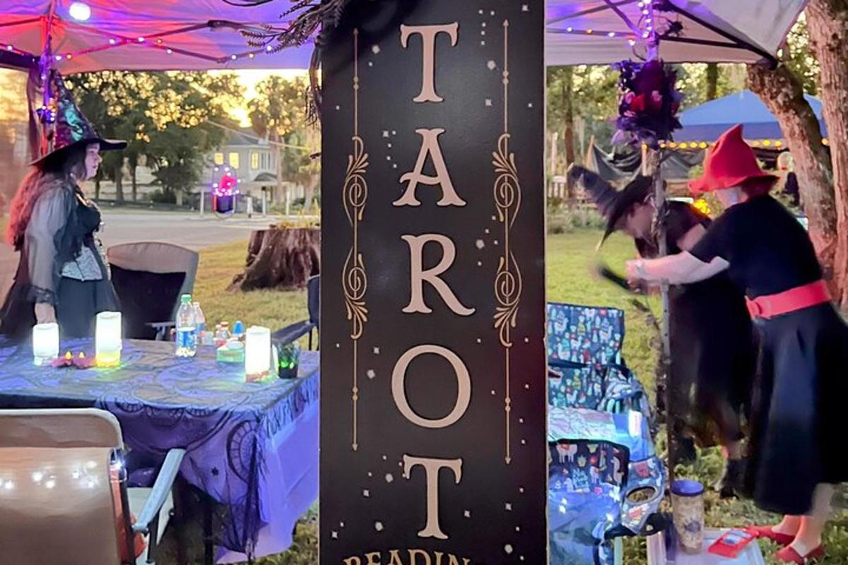 Una mesa con un cartel que dice tarron y una mujer parada junto a ella.