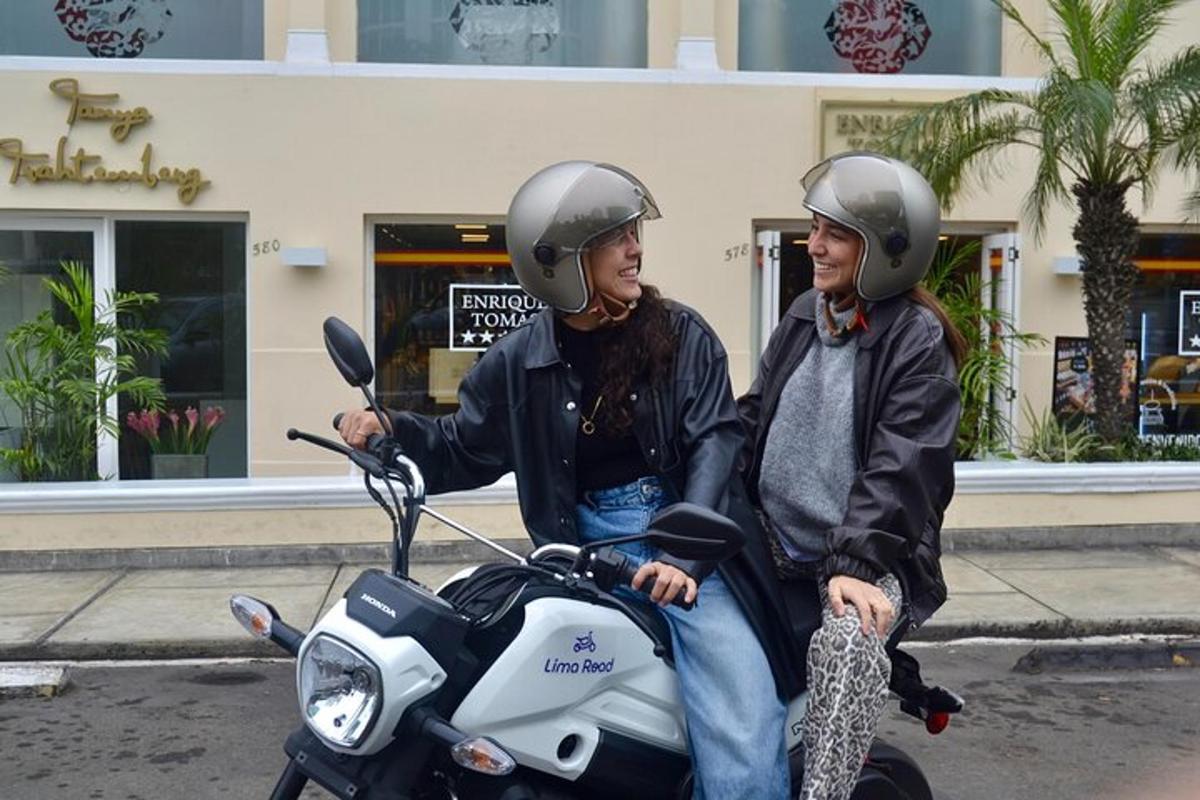 due persone che indossano il casco sedute su uno scooter