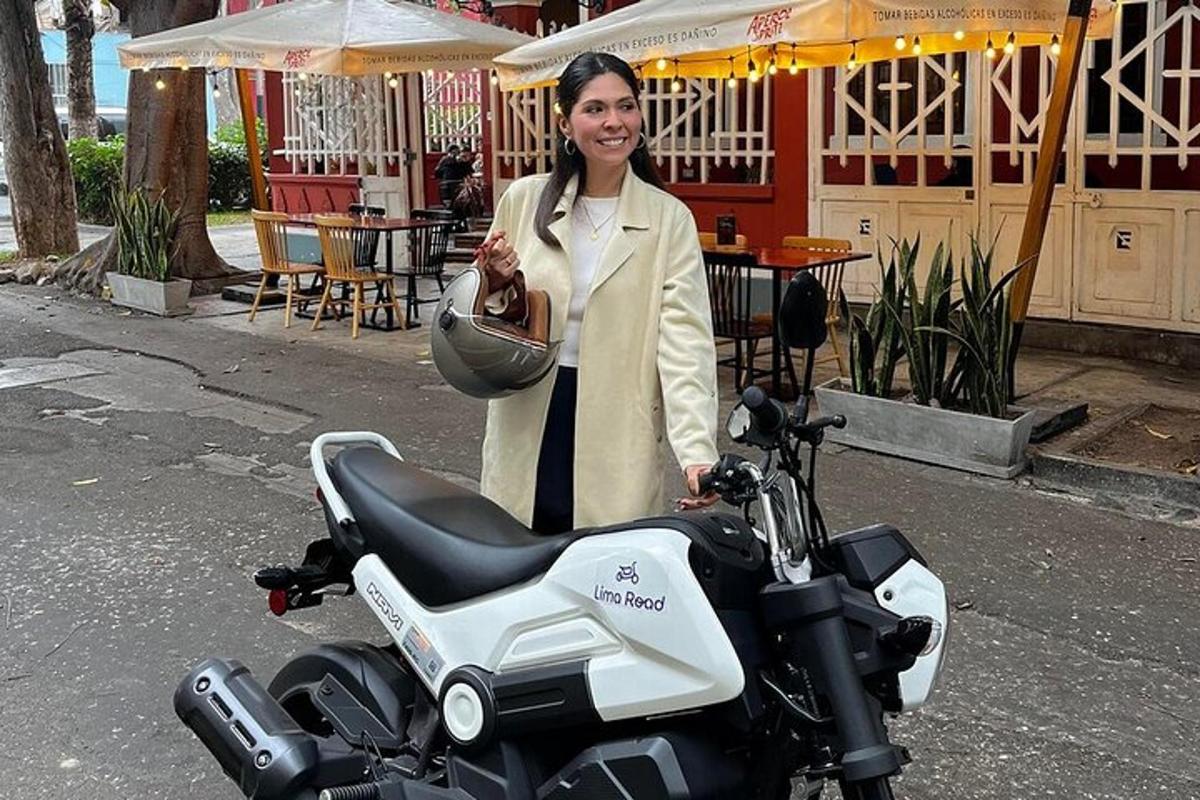 kobieta stoi obok motocykla