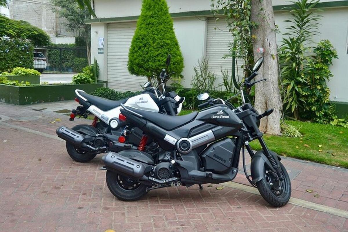 una motocicletta nera parcheggiata su un vialetto di mattoni
