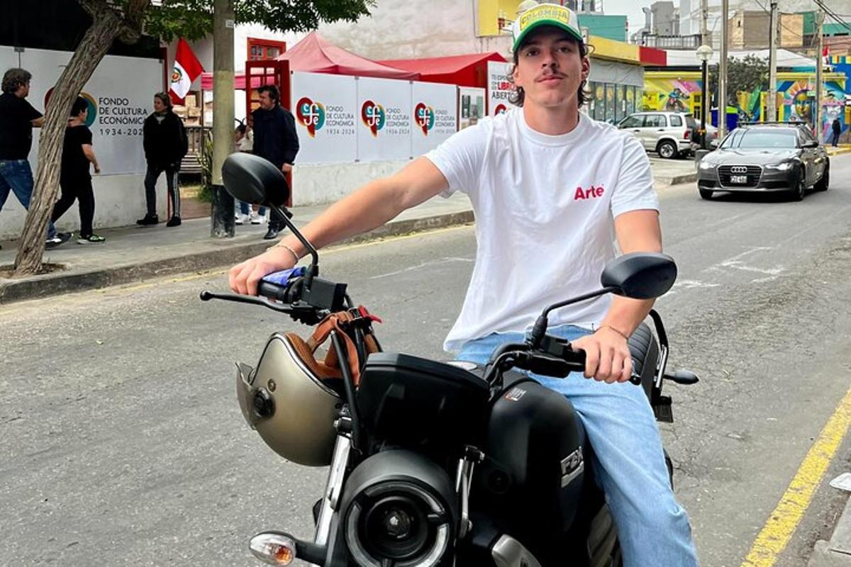 mężczyzna siedzący na motocyklu na ulicy