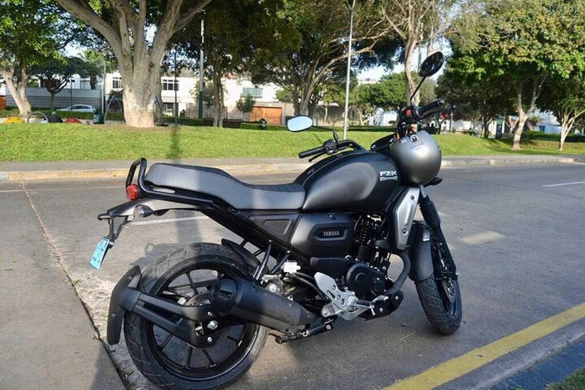 uma motocicleta preta estacionada na beira de uma rua