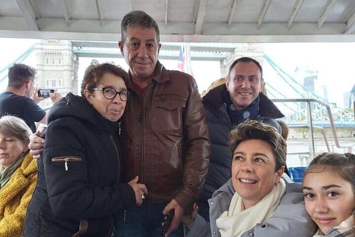 um grupo de pessoas posando para uma foto em um barco