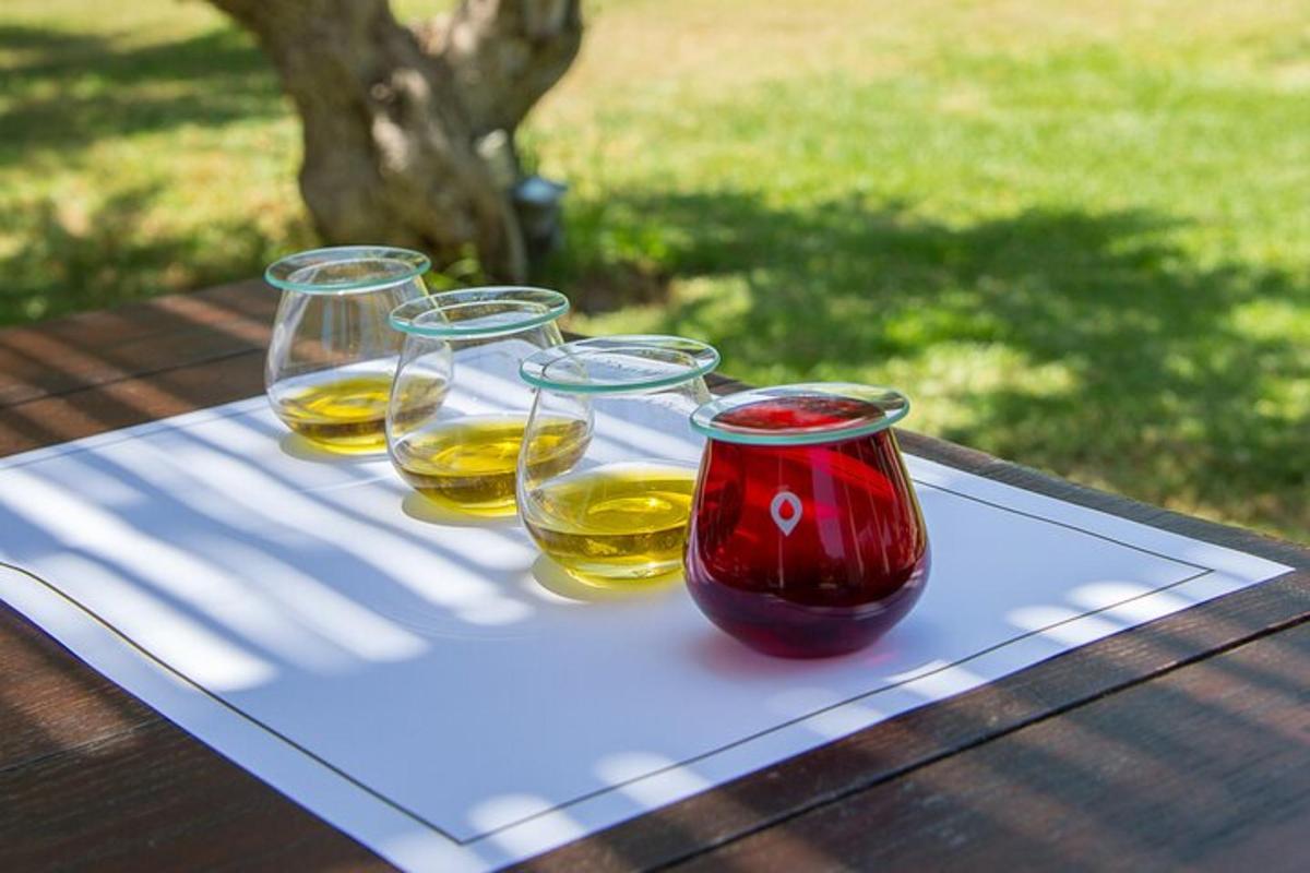 un gruppo di tre bicchieri da vino appoggiati su un tavolo
