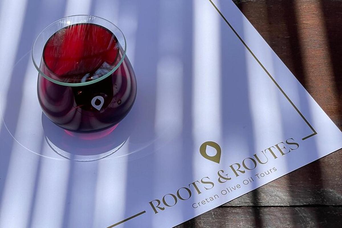 un bicchiere di vino rosso appoggiato sopra una scatola