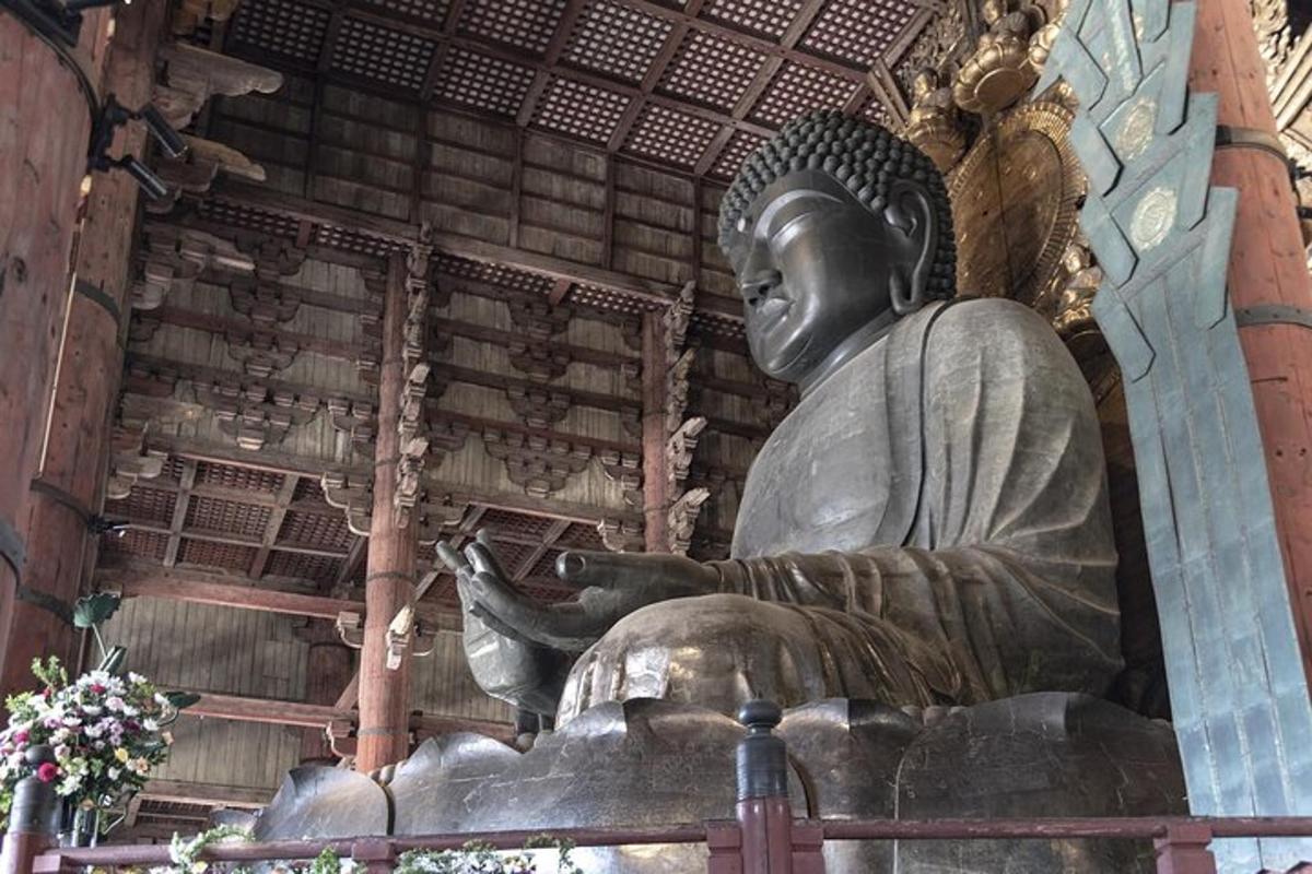 una grande statua di un Buddha in un edificio