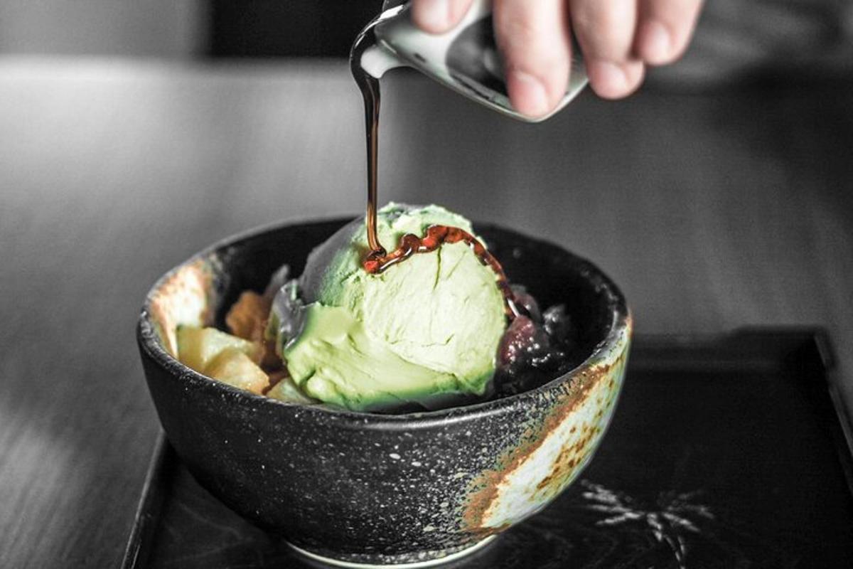 una persona tiene in mano un cucchiaio di gelato in una ciotola