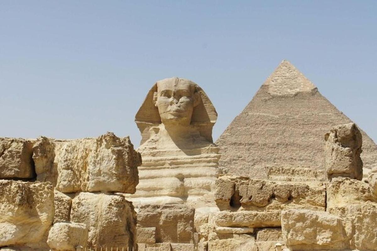 un'immagine della sfinge e della piramide