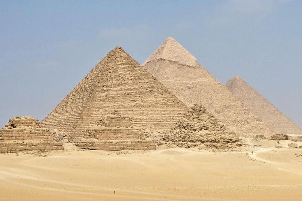 un gruppo di piramidi situate nel deserto