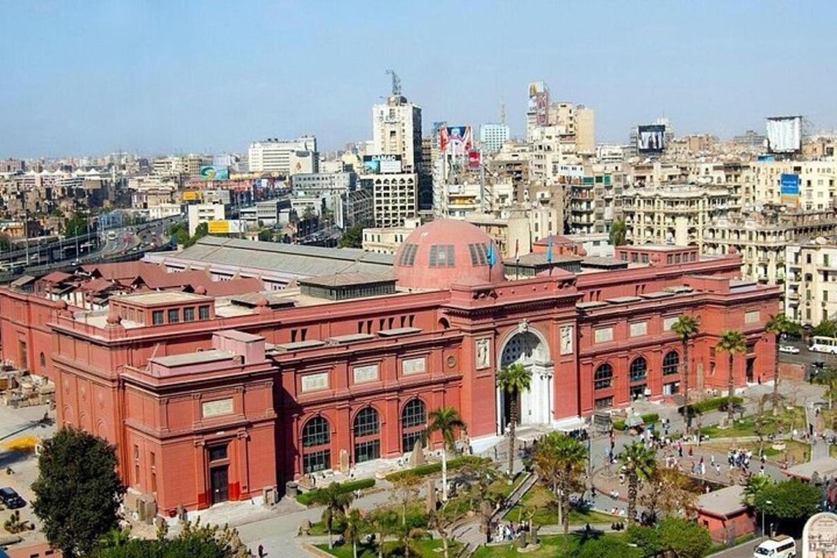 un grande edificio in mattoni di fronte a una città