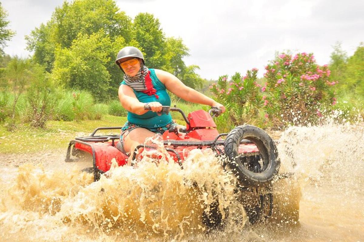 eine Frau, die mit einem Quad im Wasser fährt