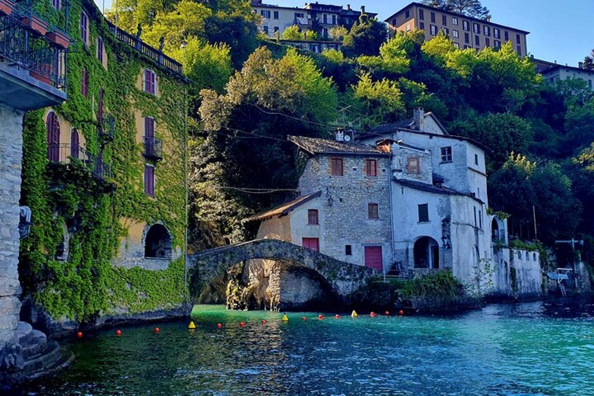 un gruppo di edifici sul lato di un fiume