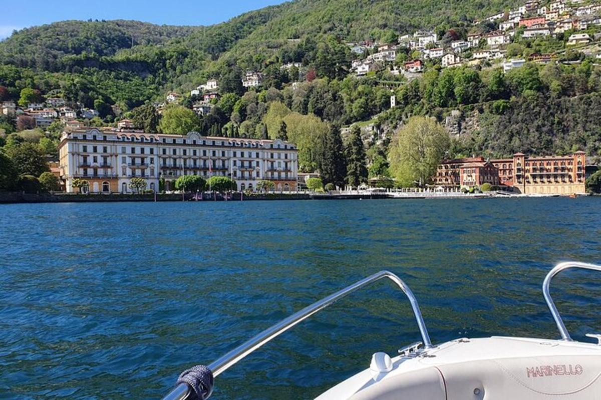 una barca in acqua con una città su una montagna