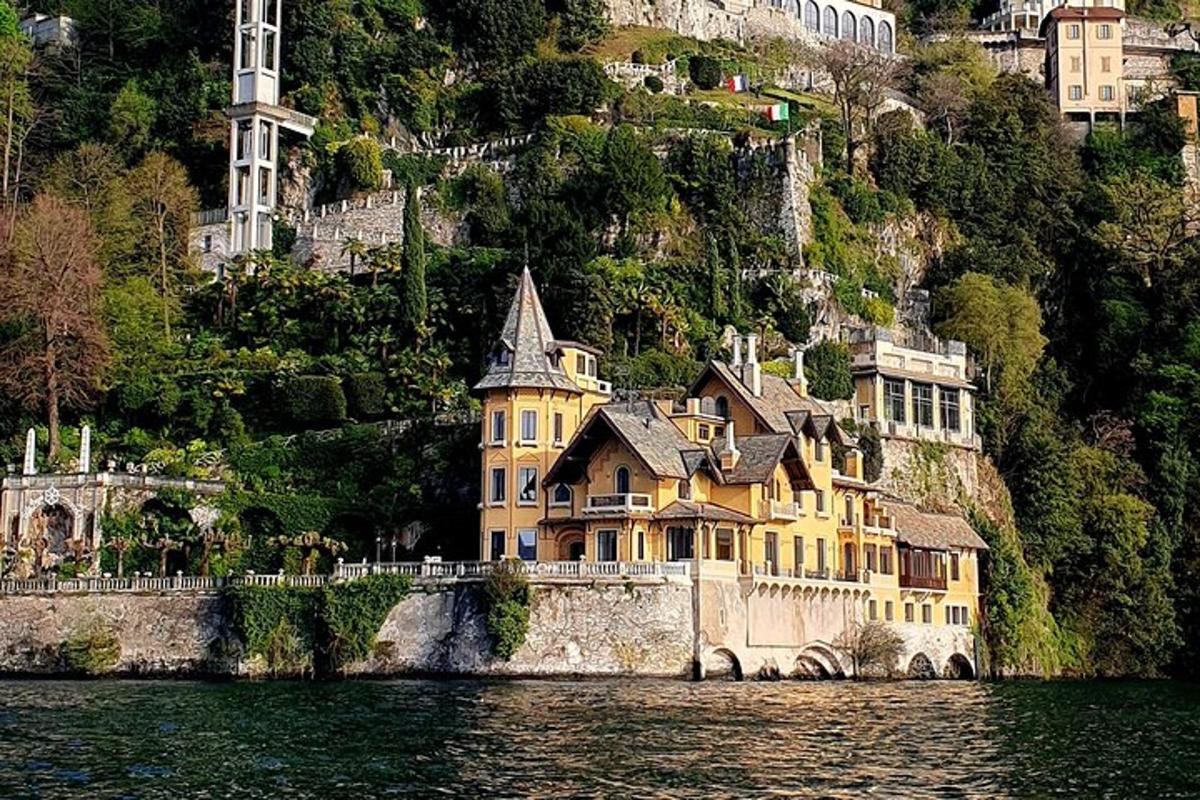una grande casa gialla sul fianco di una montagna