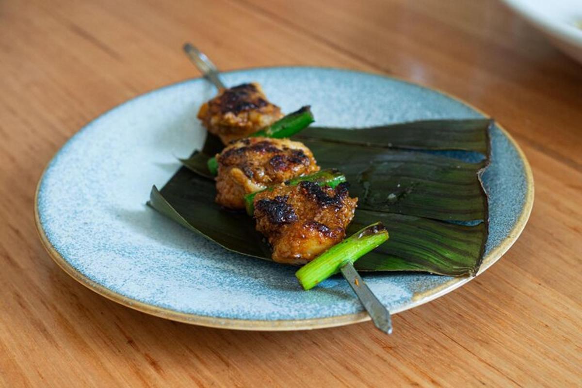 テーブルの上に置かれた肉と野菜の料理の皿