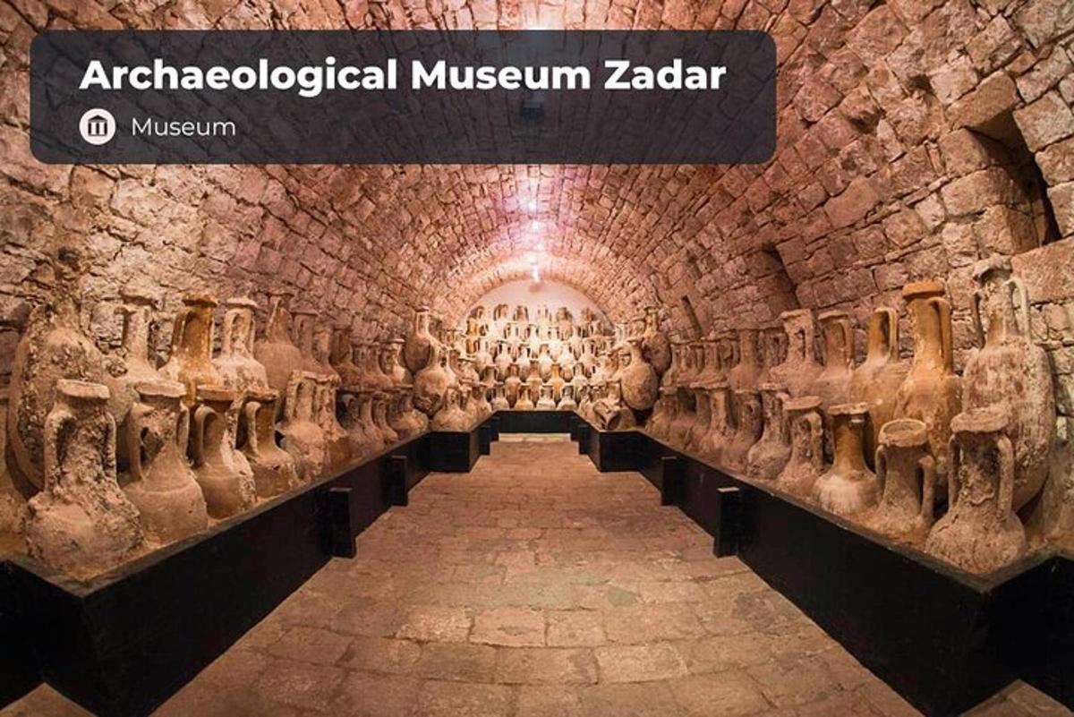 tunnel iidses Egiptuse muuseumis koos kujudega