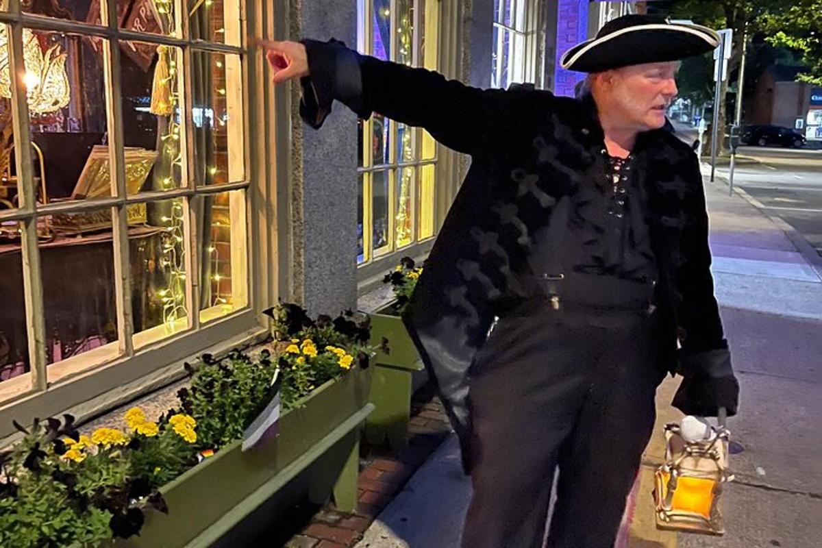 maður með hatt á gangi niður götuna