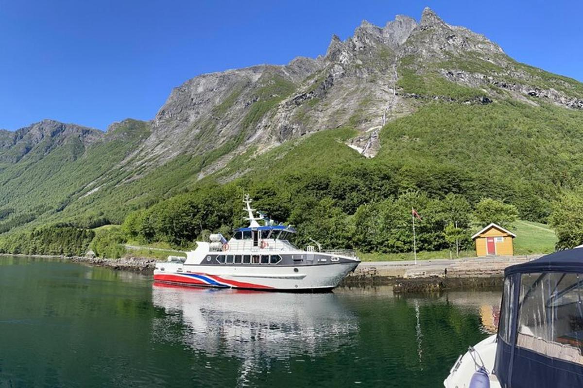 Un barco en el agua con una montaña al fondo