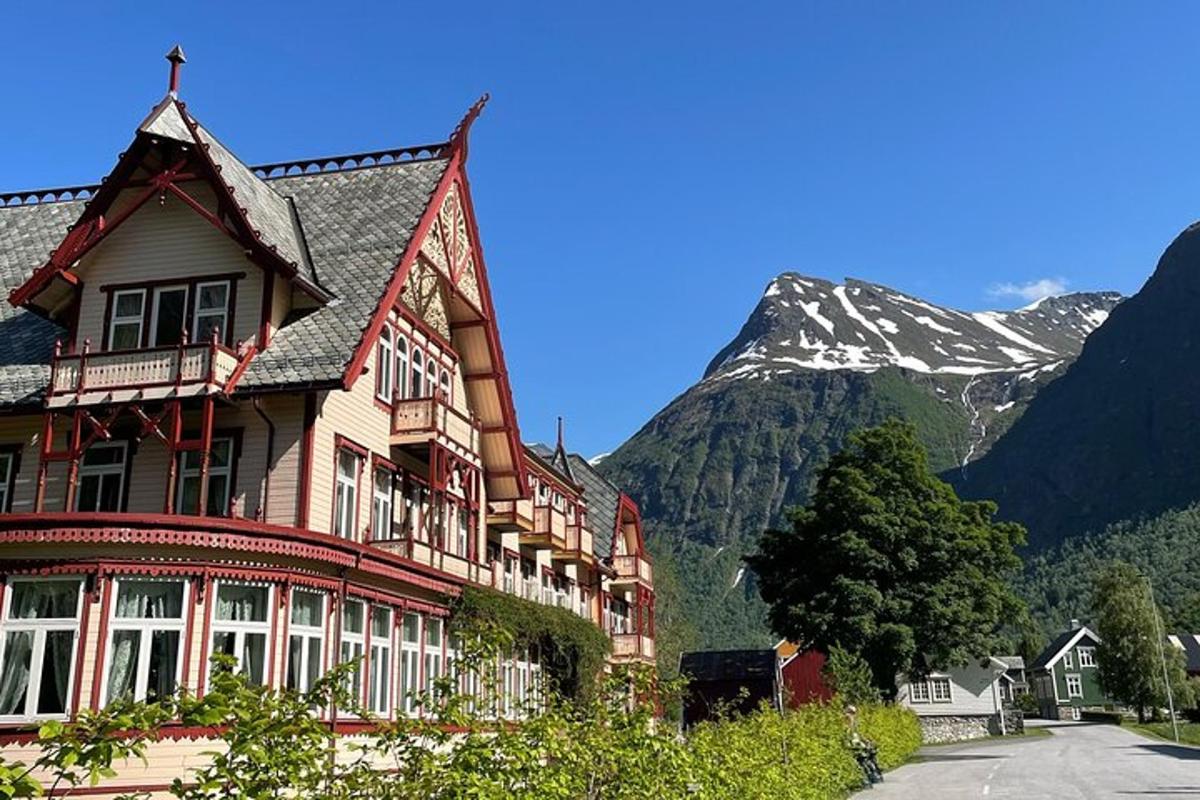 Un gran edificio con una montaña al fondo.