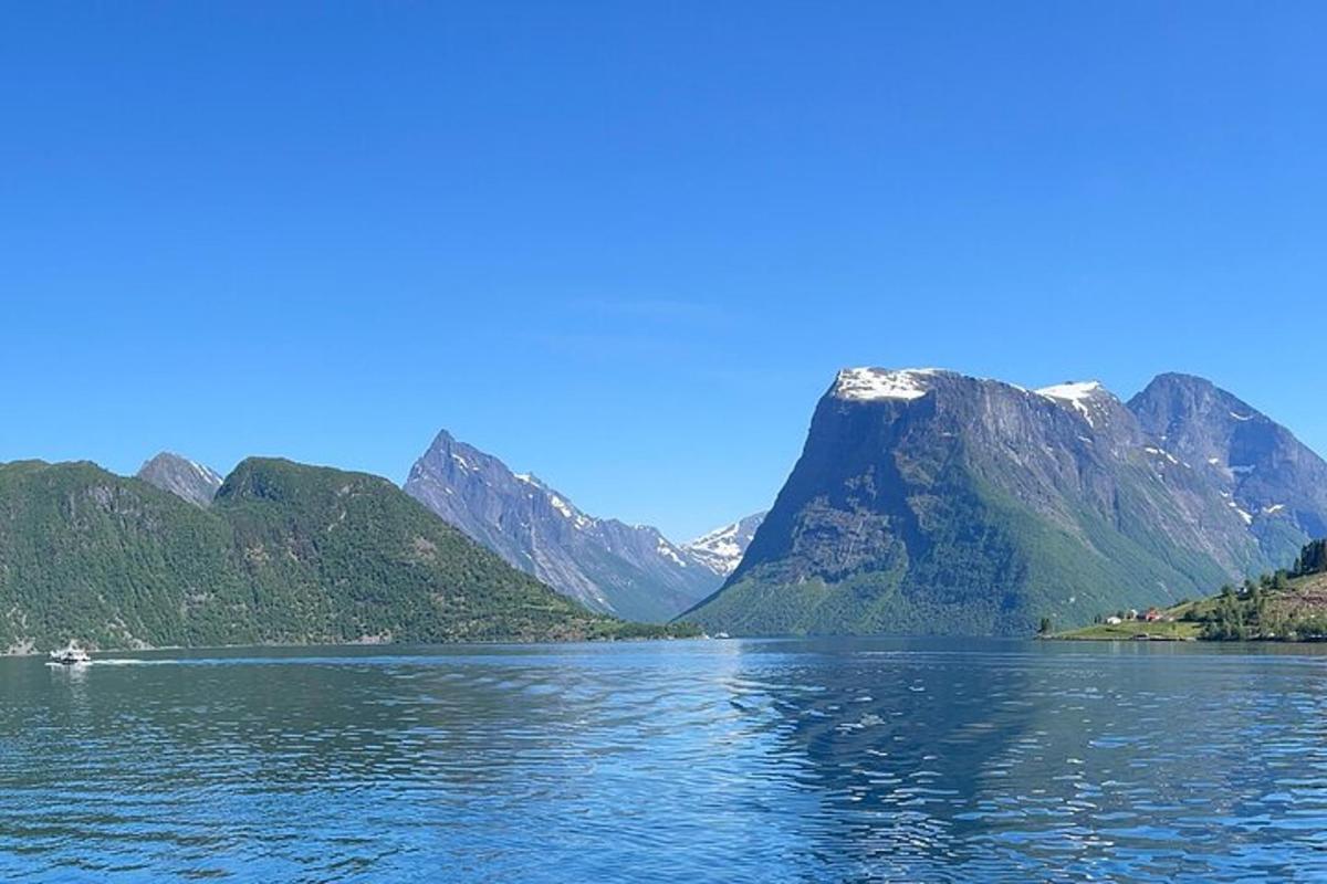 útsýni yfir stöðuvatn með fjöllum í bakgrunni