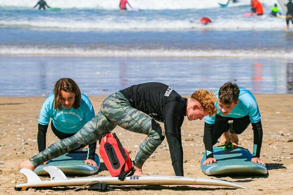 een groep mensen op het strand met surfplanken