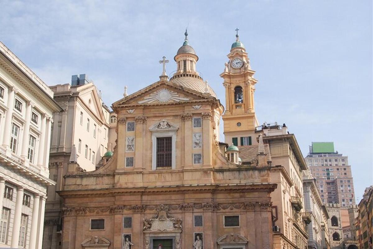 un vecchio edificio con una torre dell'orologio in cima