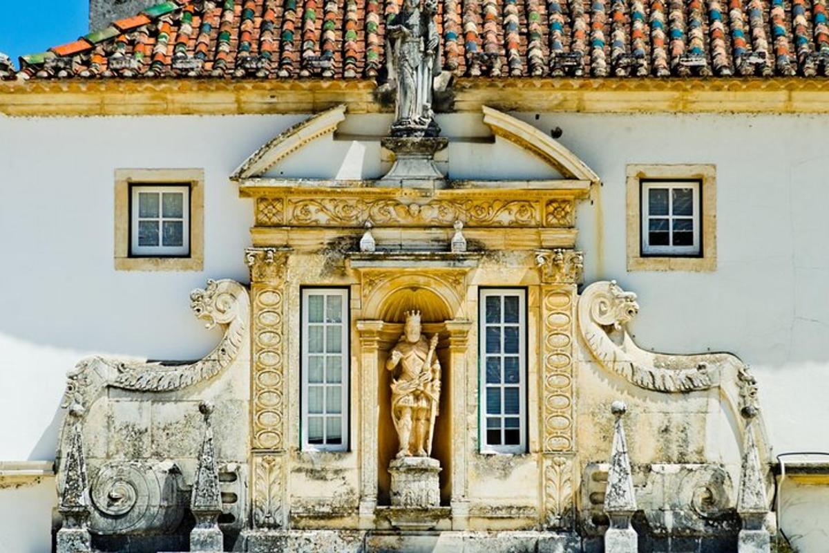 ein Gebäude mit einer Statue an der Vorderseite