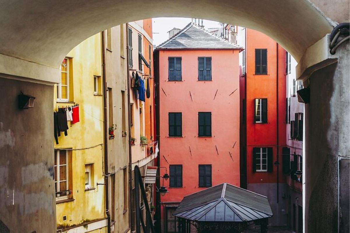 una vista di un arco in una città con edifici