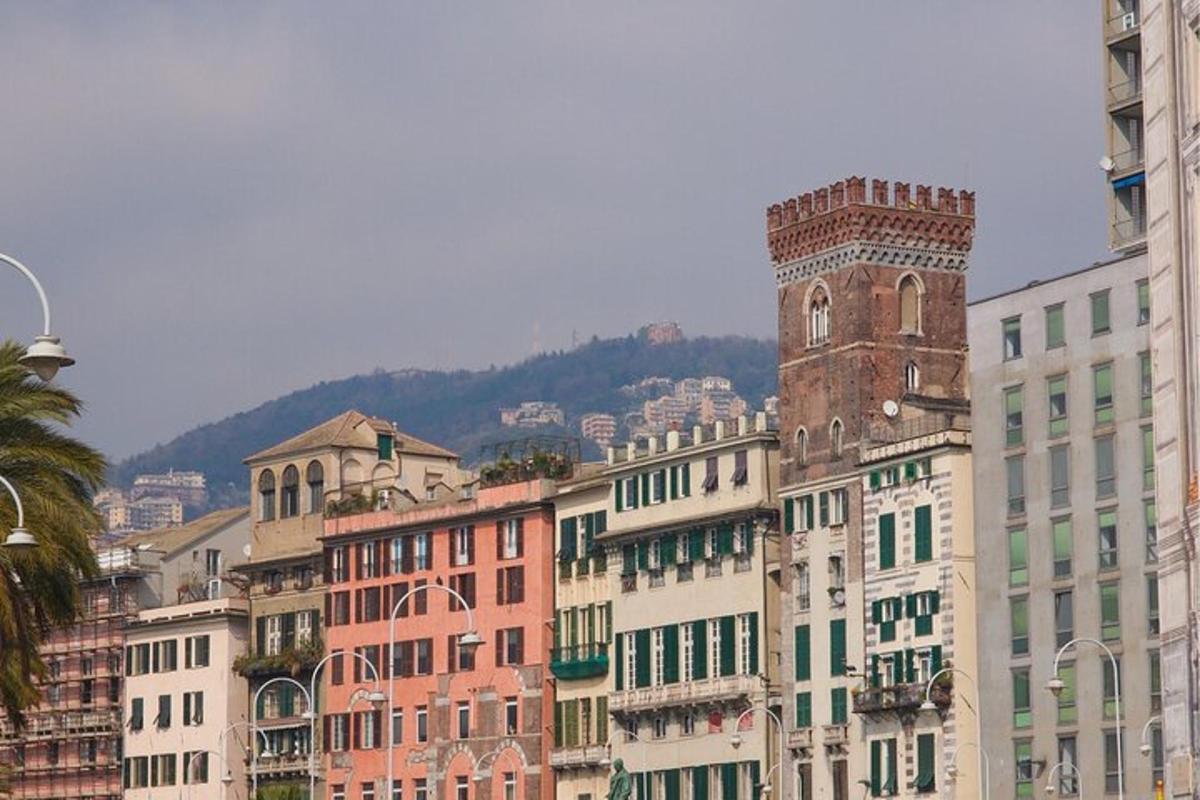 un gruppo di edifici con una torre dell'orologio