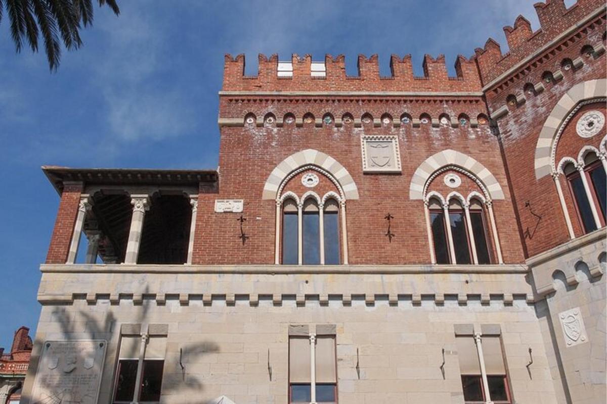 un grande edificio in mattoni con una torre dell'orologio