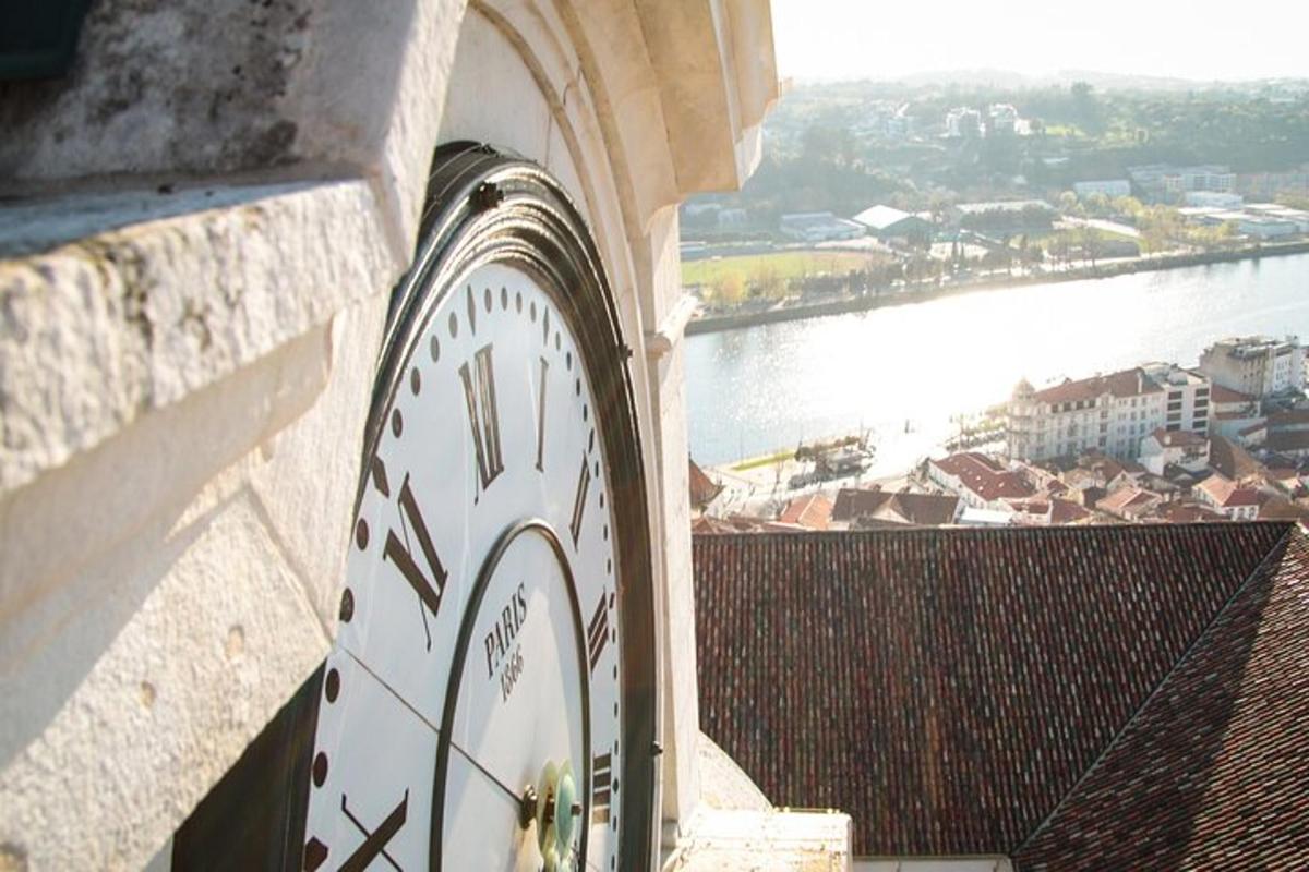 eine große Uhr an der Seite eines Gebäudes