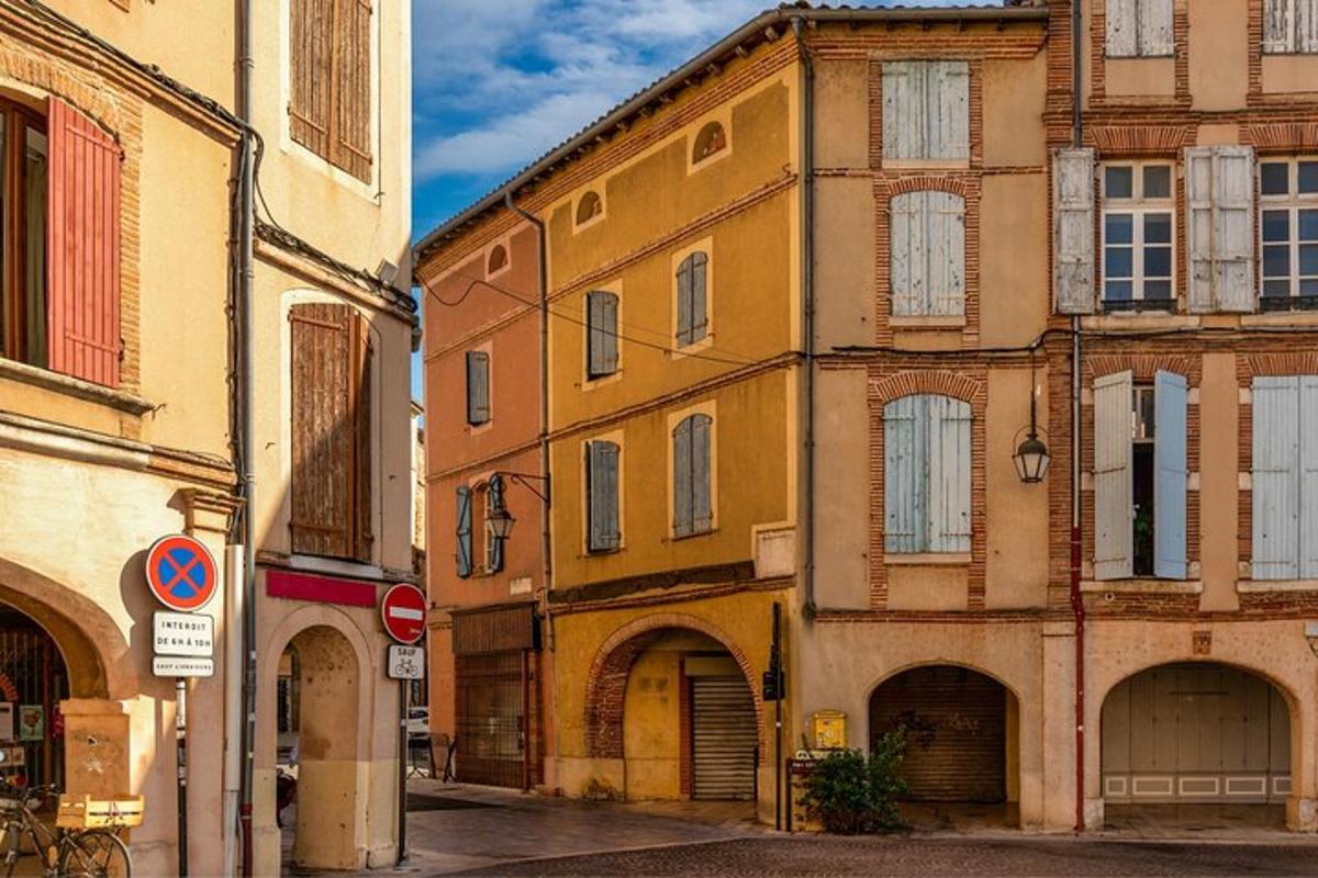 un groupe de bâtiments situés les uns à côté des autres dans une rue