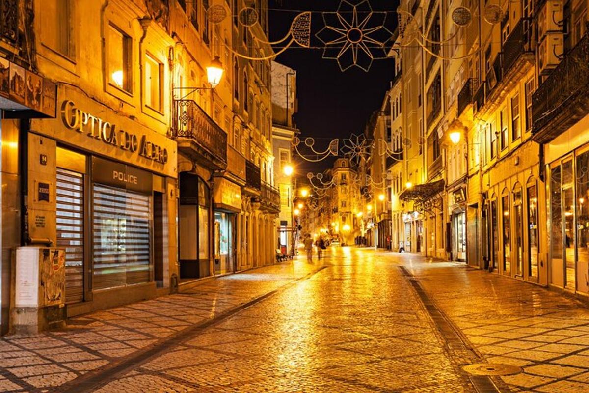 eine leere Stadtstraße bei Nacht mit Lichtern