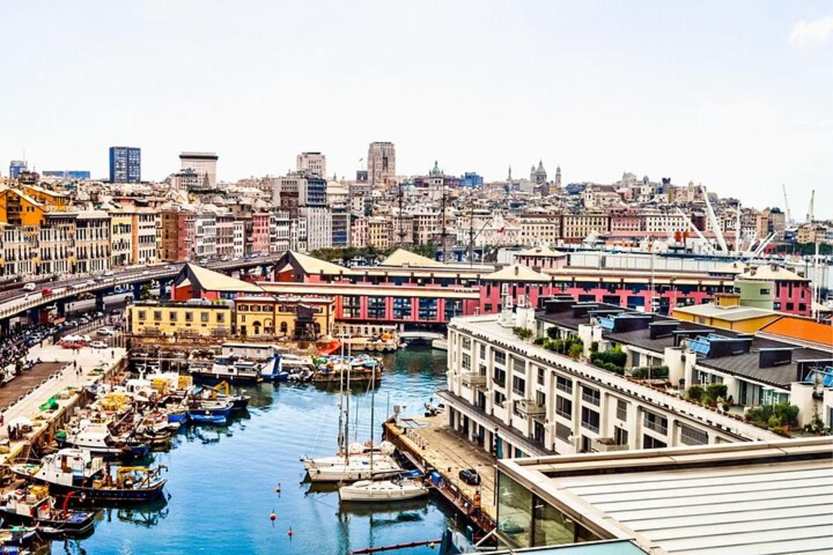 Blick auf eine Stadt mit Booten im Hafen