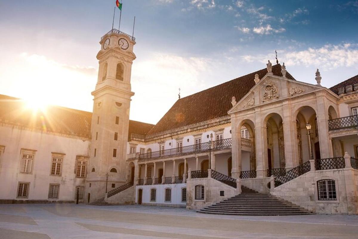 ein Gebäude mit einem Uhrenturm und ein Gebäude mit Treppen