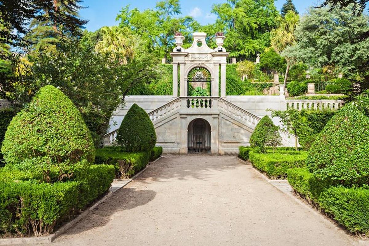 ein reich verziertes Haus mit einem Tor und Büschen