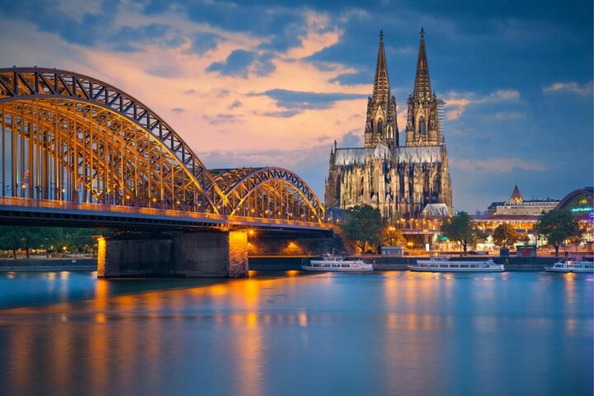 un pont sobre un riu amb una catedral i una església