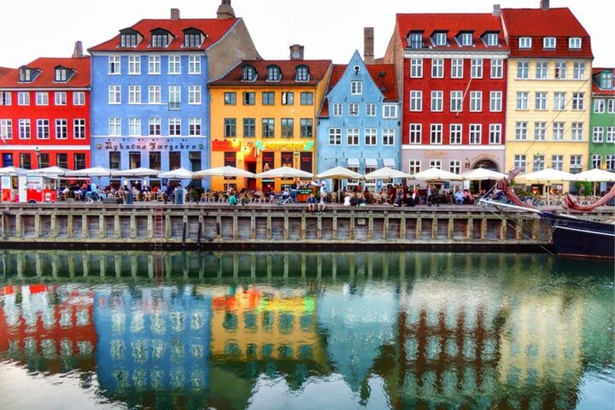 en gruppe farverige bygninger ved siden af et vandområde