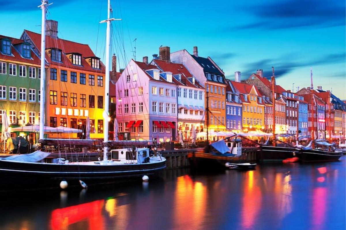en by med både i vandet om natten