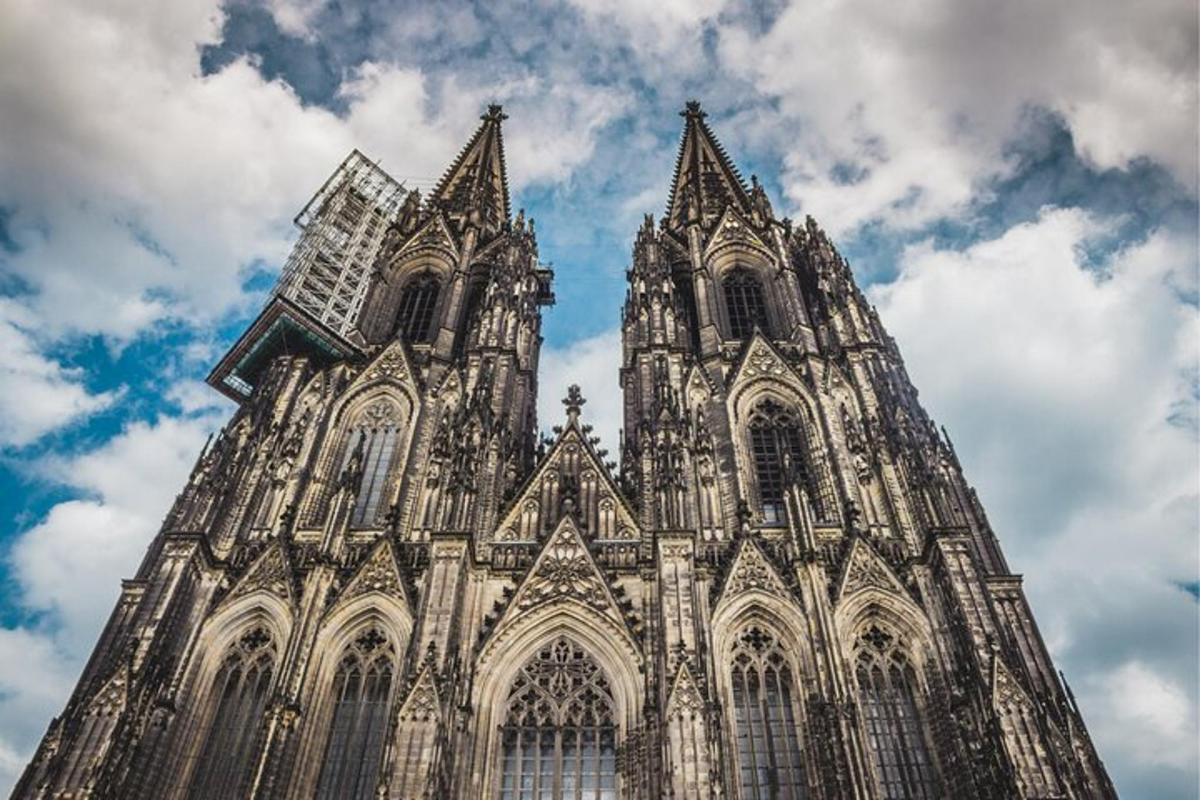una gran catedral amb un cel ennuvolat al fons