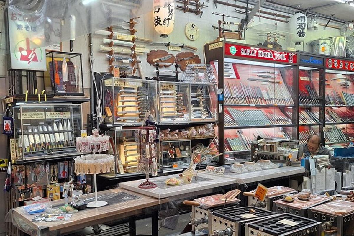 sebuah kedai dengan kaunter dengan makanan dipamerkan